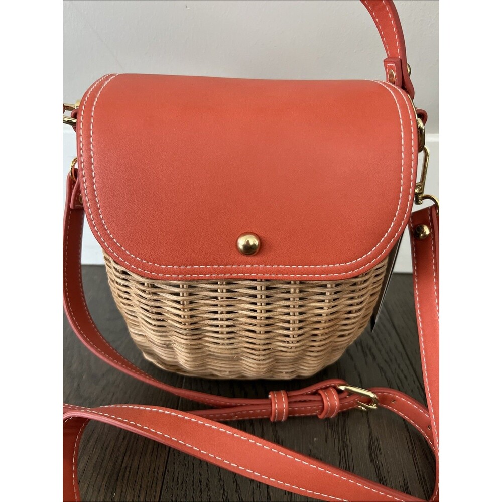 TOMMY BAHAMA Flap Picnic Basket Cross-body Straw Bag Coral Leather Studs NWT - Picture 2 of 8
